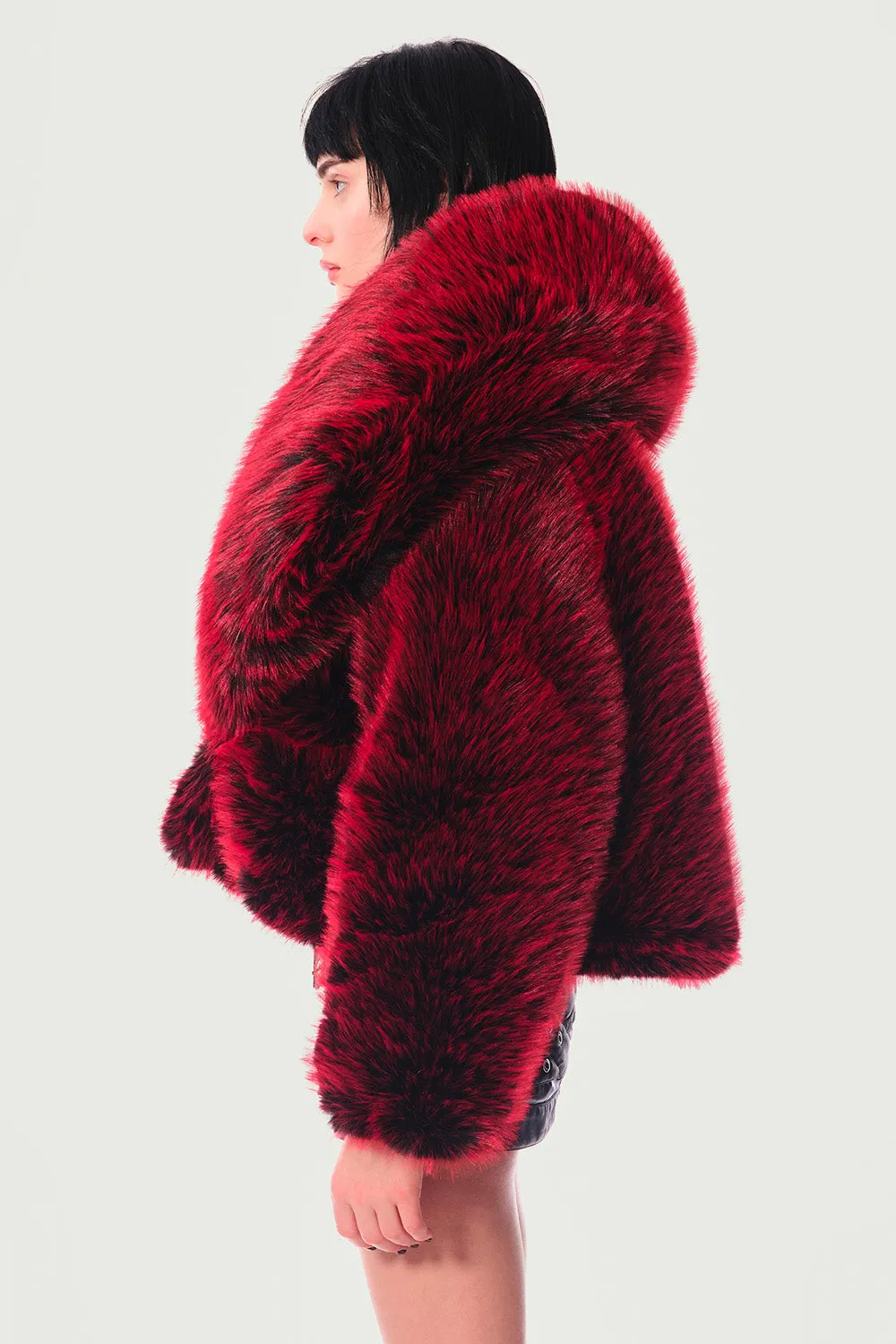 Jeanne Friot Vagina manteau fausse fourrure noir rouge oversize