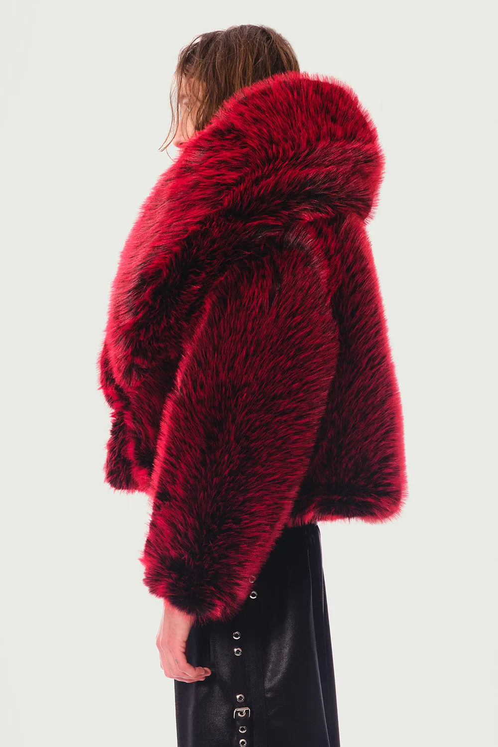 Jeanne Friot Vagina manteau fausse fourrure noir rouge oversize