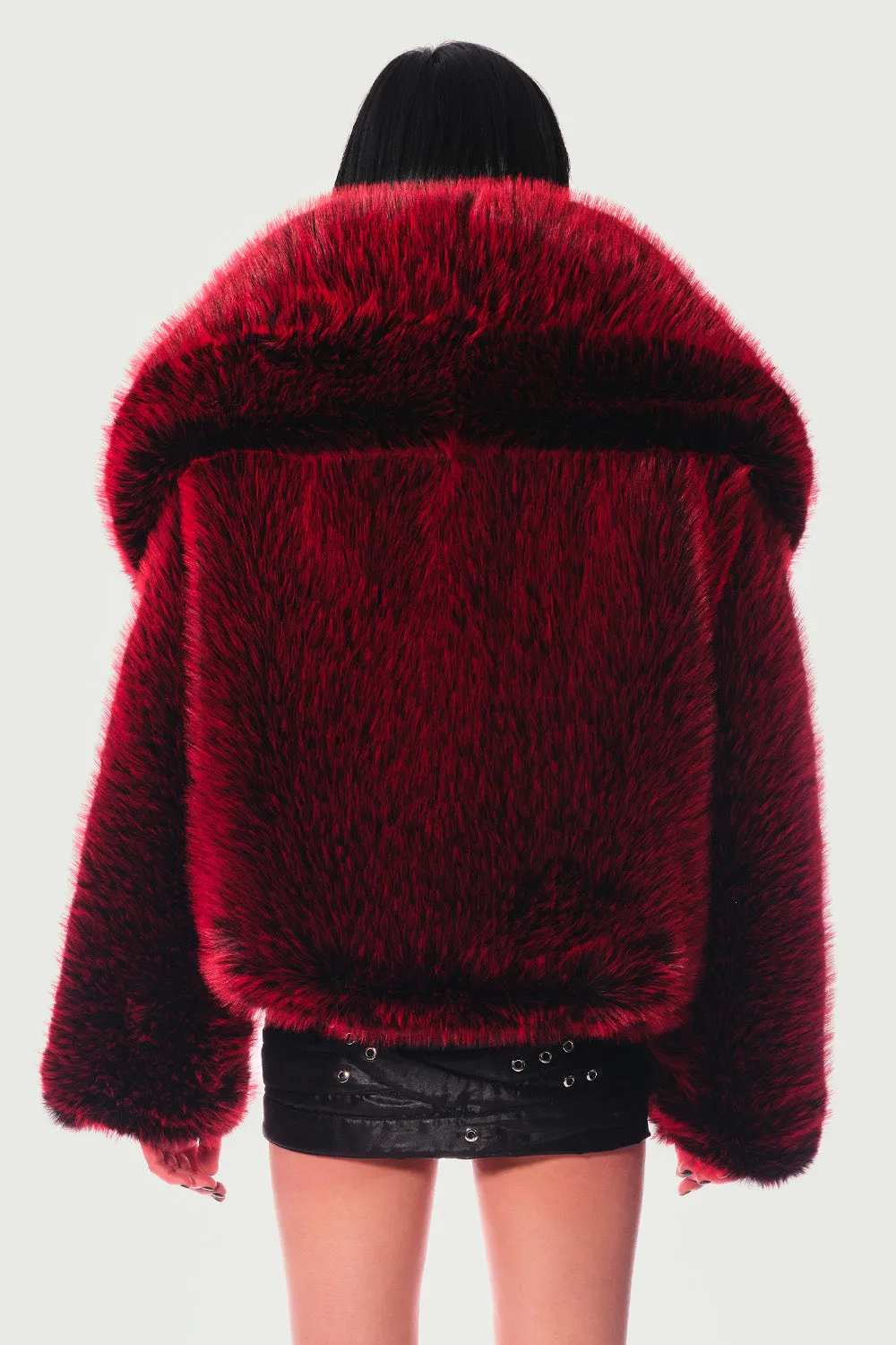 Jeanne Friot Vagina manteau fausse fourrure noir rouge oversize