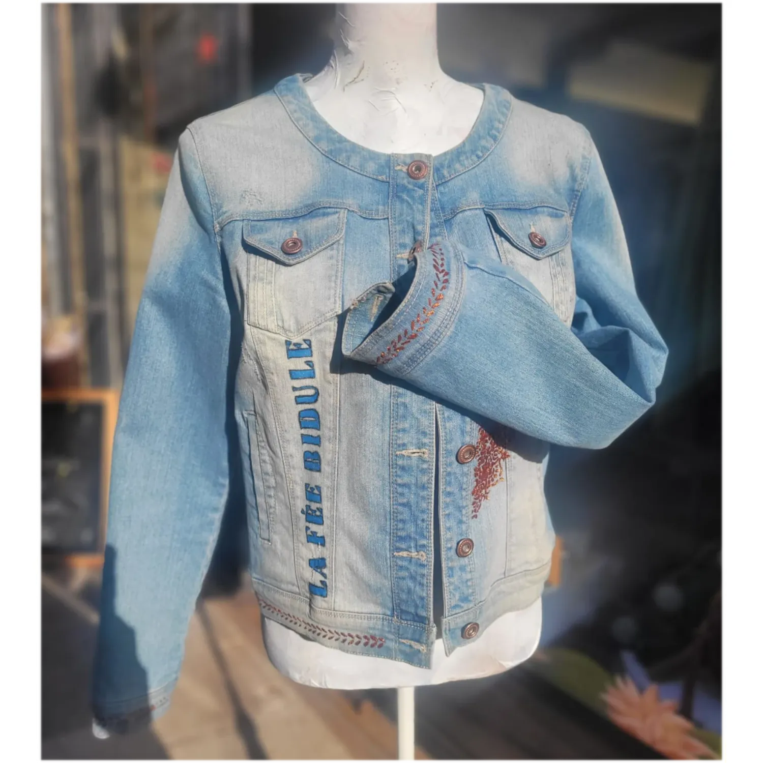 La Fée Bidule Cocotte veste jean bleu clair customisée