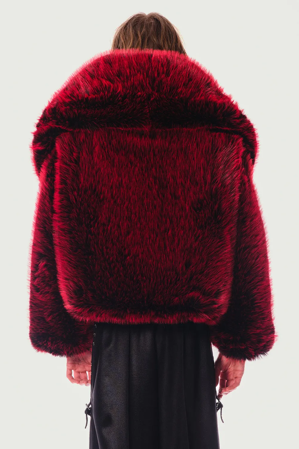 Jeanne Friot Vagina manteau fausse fourrure noir rouge oversize