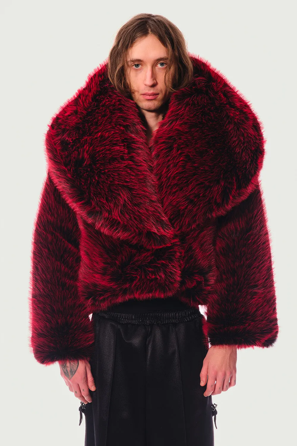 Jeanne Friot Vagina manteau fausse fourrure noir rouge oversize